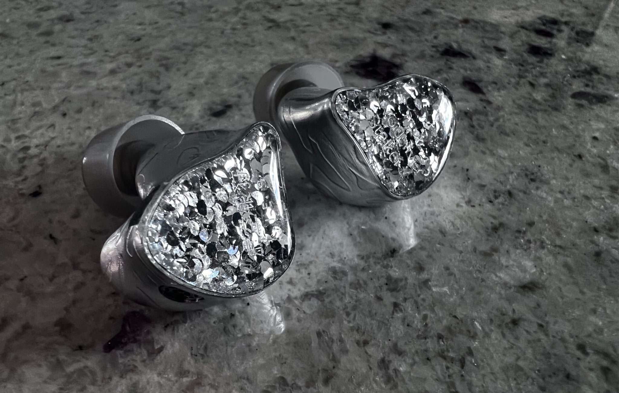 EarAcoustic VSA-MAX "A High Flying V with that Old-School Cool"