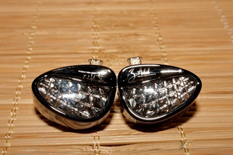 KZ ZA12: All That Shines Is Not Gold